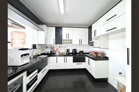 Casa à venda com 355m², 3 quartos e 4 vagas Casa à venda com 355m², 3 quartos e 4 vagasCozinha