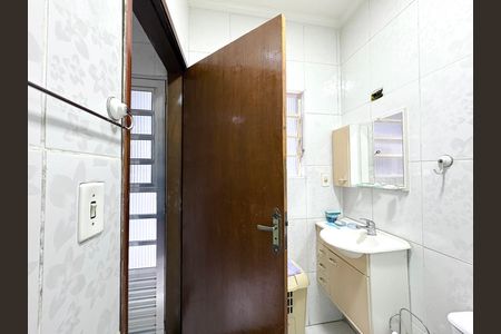 Casa à venda com 355m², 3 quartos e 4 vagas Casa à venda com 355m², 3 quartos e 4 vagasBanheiro da Edícula