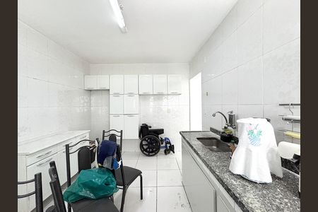 Casa à venda com 355m², 3 quartos e 4 vagas Casa à venda com 355m², 3 quartos e 4 vagasCozinha da Edícula