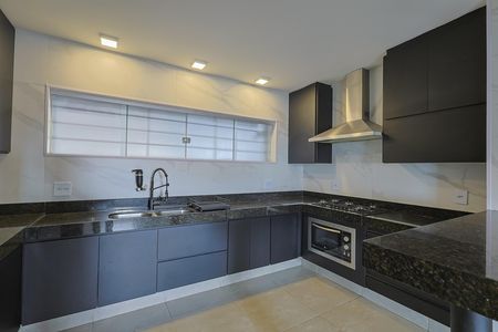 Casa à venda com 4 quartos, 298m² em Santa Lúcia, Belo Horizonte