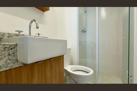 Banheiro de kitnet/studio à venda com 1 quarto, 26m² em Pinheiros, São Paulo