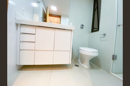 Apartamento à venda com 118m², 3 quartos e 2 vagas Apartamento à venda com 118m², 3 quartos e 2 vagasBanheiro Suíte