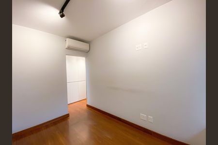 Apartamento à venda com 118m², 3 quartos e 2 vagas Apartamento à venda com 118m², 3 quartos e 2 vagasSuíte