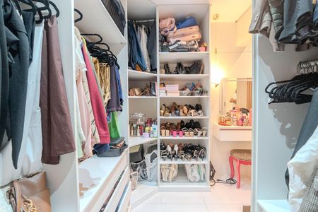 Apartamento à venda com 77m², 2 quartos e 1 vaga Apartamento à venda com 77m², 2 quartos e 1 vagaCloset da suíte 1