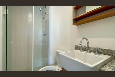 Banheiro de kitnet/studio para alugar com 1 quarto, 26m² em Pinheiros, São Paulo