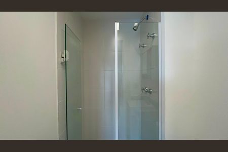 Banheiro de kitnet/studio para alugar com 1 quarto, 26m² em Pinheiros, São Paulo