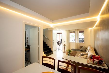 Casa de condomínio à venda com 115m², 3 quartos e 2 vagasSala