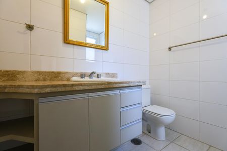 Apartamento à venda com 240m², 3 quartos e 4 vagas Apartamento à venda com 240m², 3 quartos e 4 vagasBanheiro da Suíte 3