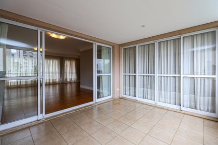 Apartamento à venda com 240m², 3 quartos e 4 vagas Apartamento à venda com 240m², 3 quartos e 4 vagasVaranda da Sala