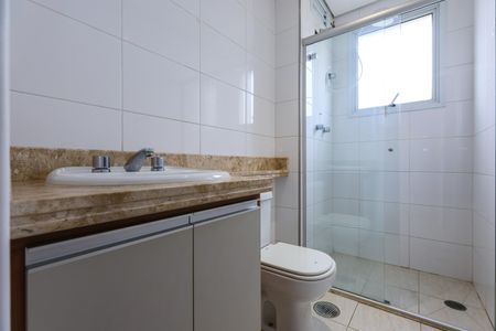 Apartamento à venda com 240m², 3 quartos e 4 vagas Apartamento à venda com 240m², 3 quartos e 4 vagasBanheiro da Suíte 2