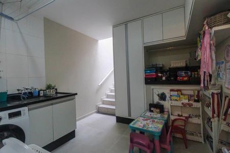 Casa à venda com 240m², 3 quartos e 2 vagasÁrea de Serviço