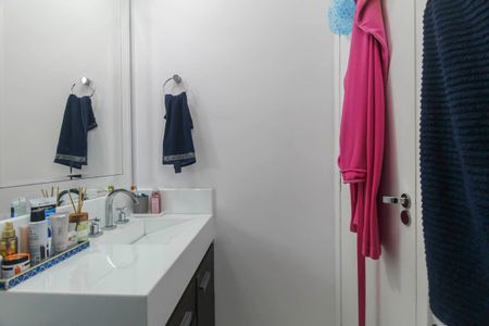 Casa à venda com 240m², 3 quartos e 2 vagasBanheiro da Suíte 1