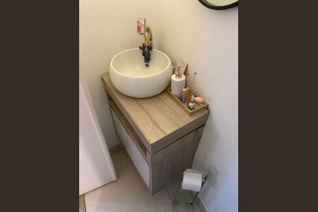 Casa de condomínio à venda com 76m², 2 quartos e 2 vagasBanheiro 