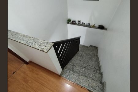 Apartamento à venda com 113m², 3 quartos e 2 vagas Apartamento à venda com 113m², 3 quartos e 2 vagasEscada