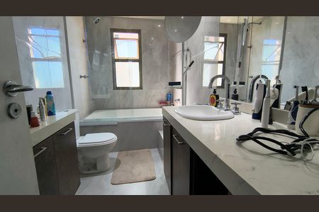 Apartamento à venda com 160m², 4 quartos e 2 vagasBanheiro da Suíte 1