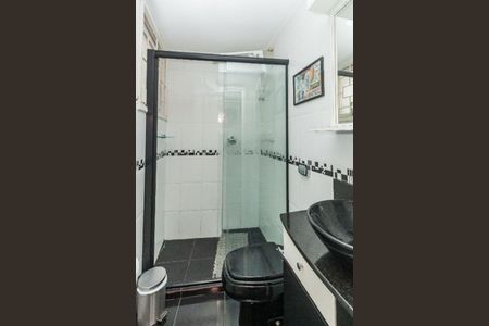 Banheiro de apartamento à venda com 1 quarto, 40m² em São João, Porto Alegre