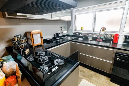 Apartamento para alugar com 240m², 3 quartos e 4 vagas Apartamento para alugar com 240m², 3 quartos e 4 vagasCozinha - Armários