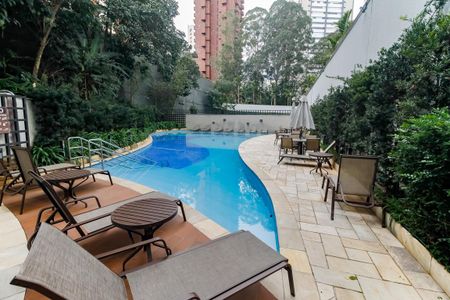 Apartamento para alugar com 240m², 3 quartos e 4 vagas Apartamento para alugar com 240m², 3 quartos e 4 vagasÁrea comum - Piscina