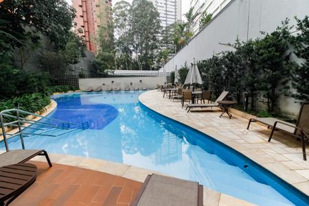 Apartamento para alugar com 240m², 3 quartos e 4 vagas Apartamento para alugar com 240m², 3 quartos e 4 vagasÁrea comum - Piscina