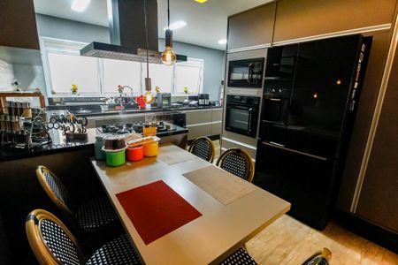 Apartamento para alugar com 240m², 3 quartos e 4 vagas Apartamento para alugar com 240m², 3 quartos e 4 vagasCozinha - Armários
