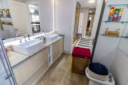Apartamento para alugar com 240m², 3 quartos e 4 vagas Apartamento para alugar com 240m², 3 quartos e 4 vagasBanheiro da Suíte 2