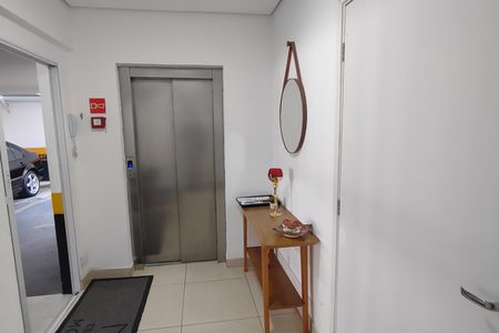 Apartamento à venda com 55m², 2 quartos e 2 vagasHall social