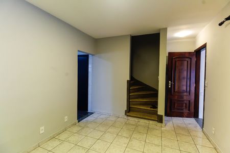 Casa à venda com 90m², 2 quartos e 2 vagasSala