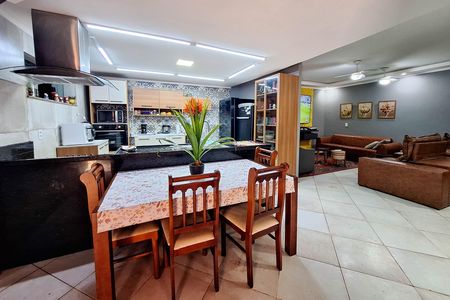 Casa à venda com 146m², 3 quartos e 4 vagas Casa à venda com 146m², 3 quartos e 4 vagasCozinha