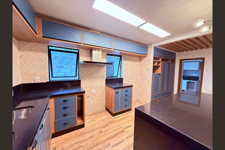 Casa para alugar com 351m², 4 quartos e 8 vagas