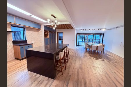 Casa para alugar com 351m², 4 quartos e 8 vagas
