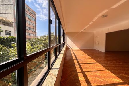 Apartamento para alugar com 230m², 4 quartos e 1 vaga