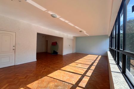 Apartamento para alugar com 230m², 4 quartos e 1 vaga