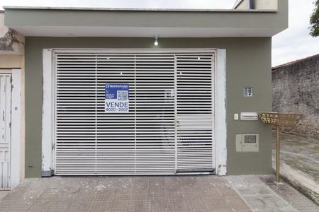 Casa à venda com 125m², 2 quartos e 2 vagas Casa à venda com 125m², 2 quartos e 2 vagasFachada