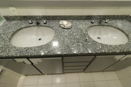 Apartamento à venda com 158m², 4 quartos e 2 vagasBanheiro Social - Pia