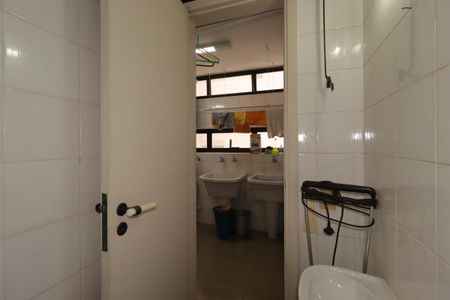 Apartamento à venda com 158m², 4 quartos e 2 vagasBanheiro de Serviço