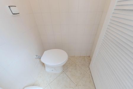 Apartamento à venda com 118m², 2 quartos e sem vaga Apartamento à venda com 118m², 2 quartos e sem vagaBanheiro de serviço