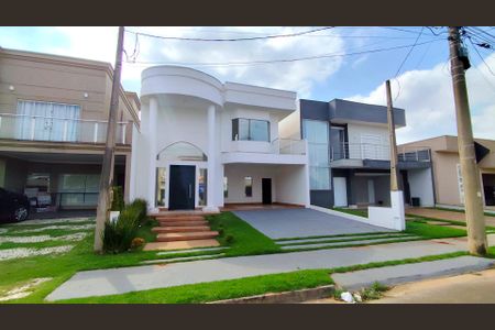 Casa de condomínio para alugar com 230m², 3 quartos e 4 vagas Casa de condomínio para alugar com 230m², 3 quartos e 4 vagasFachada