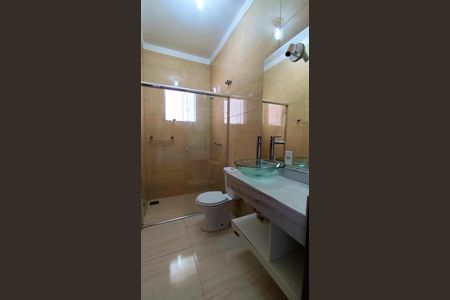 Casa de condomínio para alugar com 230m², 3 quartos e 4 vagas Casa de condomínio para alugar com 230m², 3 quartos e 4 vagasBanheiro da Suíte 2
