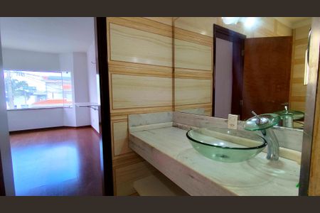 Casa de condomínio para alugar com 230m², 3 quartos e 4 vagas Casa de condomínio para alugar com 230m², 3 quartos e 4 vagasBanheiro da Suíte 2