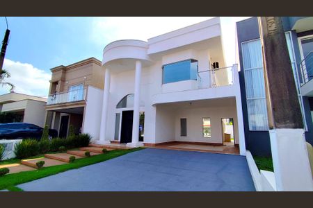 Casa de condomínio para alugar com 230m², 3 quartos e 4 vagas Casa de condomínio para alugar com 230m², 3 quartos e 4 vagasFachada