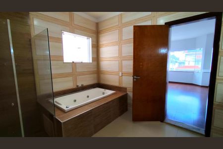 Casa de condomínio para alugar com 230m², 3 quartos e 4 vagas Casa de condomínio para alugar com 230m², 3 quartos e 4 vagasBanheiro da Suíte