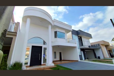 Casa de condomínio para alugar com 230m², 3 quartos e 4 vagas Casa de condomínio para alugar com 230m², 3 quartos e 4 vagasFachada