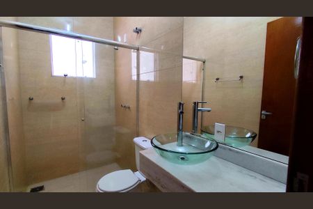 Casa de condomínio para alugar com 230m², 3 quartos e 4 vagas Casa de condomínio para alugar com 230m², 3 quartos e 4 vagasBanheiro da Suíte 2