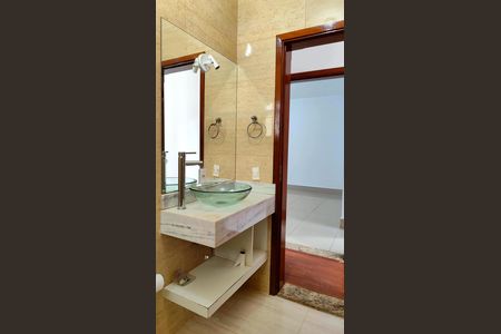 Casa de condomínio para alugar com 230m², 3 quartos e 4 vagas Casa de condomínio para alugar com 230m², 3 quartos e 4 vagasBanheiro da Suíte 2