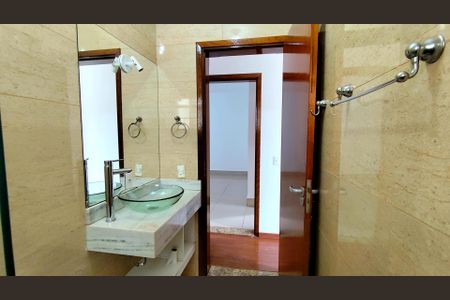Casa de condomínio para alugar com 230m², 3 quartos e 4 vagas Casa de condomínio para alugar com 230m², 3 quartos e 4 vagasBanheiro da Suíte 2
