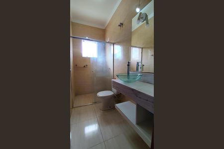 Casa de condomínio para alugar com 230m², 3 quartos e 4 vagas Casa de condomínio para alugar com 230m², 3 quartos e 4 vagasBanheiro da Suíte 3