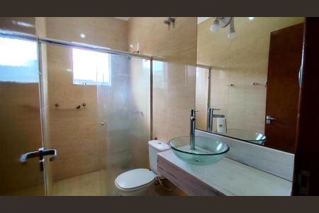 Casa de condomínio para alugar com 230m², 3 quartos e 4 vagas Casa de condomínio para alugar com 230m², 3 quartos e 4 vagasBanheiro da Suíte 3