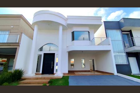 Casa de condomínio para alugar com 230m², 3 quartos e 4 vagas Casa de condomínio para alugar com 230m², 3 quartos e 4 vagasFachada
