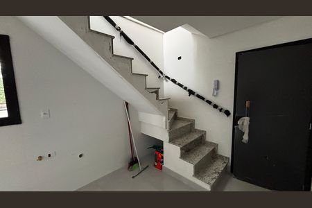 Apartamento à venda com 101m², 2 quartos e 2 vagas Apartamento à venda com 101m², 2 quartos e 2 vagasEscada