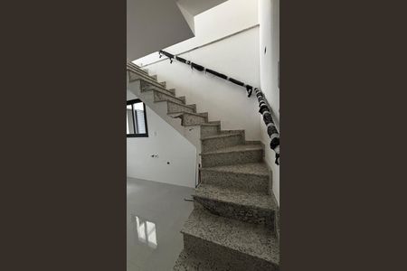 Apartamento à venda com 101m², 2 quartos e 2 vagas Apartamento à venda com 101m², 2 quartos e 2 vagasEscada